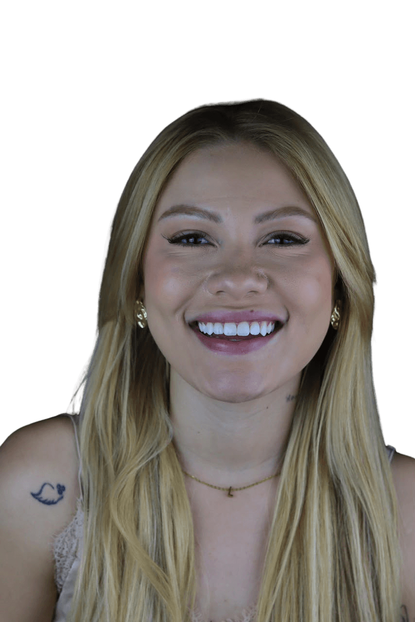 Paciente sorrindo após tratamento odontológico estético
